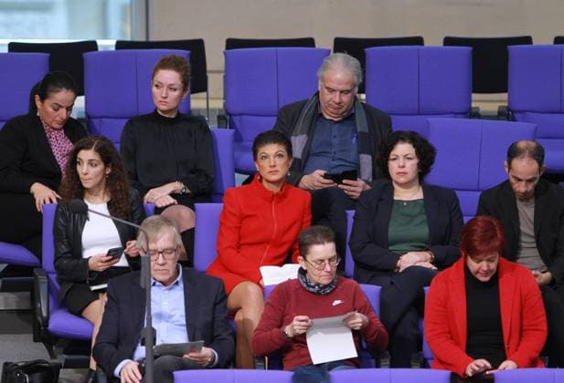 Bilder des Jahres 2023, News 12 Dezember News Themen der Woche KW50 News Bilder des Tages Berlin, Deutschland, 15.12.2023: Sitzungswoche im Deutschen Bundestag, 145. Sitzung: Abgeordnete der früheren Linksfraktion sitzen zusammen im Bundestag, darunter in der Mitte (in Rot) Sahra Wagenknecht, rechts daneben ihre Mitstreiterin Amira Mohamed Ali, beide sind aus der Linkspartei ausgetreten und haben eine Gruppe gegründet; in der Reihe davor ihre Gegenspieler: Ganz Links: Dietmar Bartsch, Linke, rechts daneben Petra Sitte *** Berlin, Germany, 15 12 2023 Session week in the German Bundestag, 145 session Members of the former left-wing parliamentary group sit together in the Bundestag, among them in the middle in red Sahra Wagenknecht, to the right of her comrade-in-arms Amira Mohamed Ali, both have left the Left Party and founded a g Copyright: xdtsxNachrichtenagenturx dts_28183