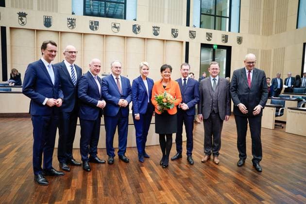 Bilder des Jahres 2023, News 12 Dezember News Themen der Woche KW50 News Bilder des Tages 1040. Sitzung des Bundesrates Hendrik Wuest (CDU) Ministerpraesident von Nordrhein-Westfalen gemeinsam mit Dietmar Woidke (SPD) Ministerpraesident von Brandenburg, Regierender Buergermeister Kai Wegner (CDU) von Berlin und Reiner Haseloff (CDU) Ministerpraesident von Sachsen-Anhalt, Manuela Schwesig (SPD) Ministerpraesident von Mecklenburg-Vorpommern, Lucia Puttrich Hessische Ministerin fuer Europaangelegenheiten, Michael Kretschmer (CDU) Ministerpraesident von Sachsen, Bodo Ramelow (Die Linke) Ministerpraesident von Thueringen und Andreas Bovenschulte (SPD) Praesident des Senats und Buergermeister von Bremen bei der Verabschiedung von Lucia Puttrich aus dem Deutschen Bundesrat im Plenarsaal bei der 1040. Bundesratssitzung, Berlin, 15.12