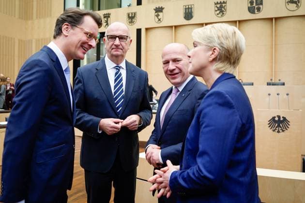 1040. Sitzung des Bundesrates Hendrik Wuest (CDU) Ministerpraesident von Nordrhein-Westfalen gemeinsam mit Dietmar Woidke (SPD) Ministerpraesident von Brandenburg, Regierender Buergermeister Kai Wegner (CDU) von Berlin und Manuela Schwesig (SPD) Ministerpraesident von Mecklenburg-Vorpommern im Plenarsaal bei der 1040. Bundesratssitzung, Berlin, 15.12.2023 Berlin Berlin Deutschland *** 1040 session of the Bundesrat Hendrik Wuest CDU State Premier of North Rhine-Westphalia together with Dietmar Woidke SPD State Premier of Brandenburg, Governing Mayor Kai Wegner CDU of Berlin and Manuela Schwesig SPD State Premier of Mecklenburg-Western Pomerania in the plenary hall at the 1040 session of the Bundesrat, Berlin, 15 12 2023 Berlin Berlin Germa