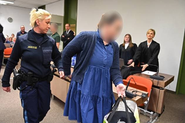 Alexandra TANDLER wird in Handschellen zur Urteilsverkuendung in den Gerichtssaal gefuehrt, Strafverfahren gegen Andrea Tandler und Darius NODJOUMI wegen des Verdachts der Steuerhinterziehung und des Subventionsbetrugs (MASKEÂÄÂœ) vor dem Oberlandesgericht Muenchen OLG II am 15.12..2023. *** Alexandra TANDLER is led into the courtroom in handcuffs for the announcement of the verdict, criminal proceedings against Andrea Tandler and Darius NODJOUMI on suspicion of tax evasion and subsidy fraud MASKEÂÄÂœ before the Higher Regional Court of Munich OLG II on 15 12 2023