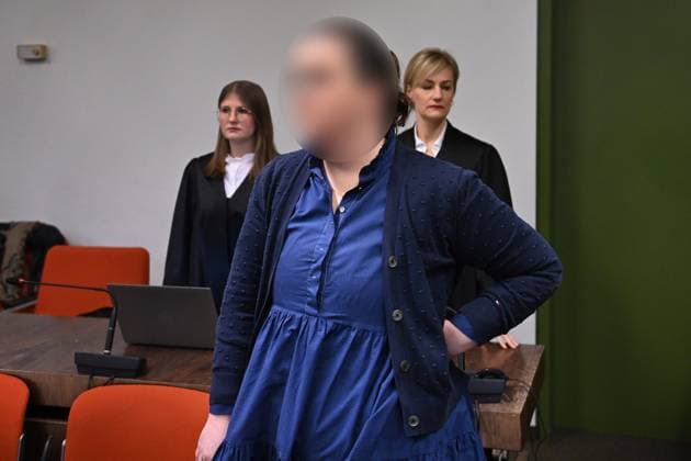 Alexandra TANDLER erscheint zur Urteilsverkuendung im Gerichtssaal. HI.Rechtsanwaeltin Dr. Sabine Stetter (re) und Associate Rechtsanwaeltin Cheyenne Blum. Strafverfahren gegen Andrea Tandler und Darius NODJOUMI wegen des Verdachts der Steuerhinterziehung und des Subventionsbetrugs (MASKEÂÄÂœ) vor dem Oberlandesgericht Muenchen OLG II am 15.12..2023. *** Alexandra TANDLER appears in the courtroom for the announcement of the verdict HI Attorney Dr Sabine Stetter re and associate attorney Cheyenne Blum Criminal proceedings against Andrea Tandler and Darius NODJOUMI on suspicion of tax evasion and subsidy fraud MASKEÂÄÂœ before the Munich Higher Regional Court OLG II on 15 12 2023