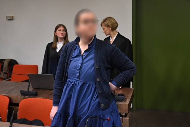 Alexandra TANDLER erscheint zur Urteilsverkuendung im Gerichtssaal. HI.Rechtsanwaeltin Dr. Sabine Stetter (re) und Associate Rechtsanwaeltin Cheyenne Blum. Strafverfahren gegen Andrea Tandler und Darius NODJOUMI wegen des Verdachts der Steuerhinterziehung und des Subventionsbetrugs (MASKEÂÄÂœ) vor dem Oberlandesgericht Muenchen OLG II am 15.12..2023. *** Alexandra TANDLER appears in the courtroom for the announcement of the verdict HI Attorney Dr Sabine Stetter re and associate attorney Cheyenne Blum Criminal proceedings against Andrea Tandler and Darius NODJOUMI on suspicion of tax evasion and subsidy fraud MASKEÂÄÂœ before the Munich Higher Regional Court OLG II on 15 12 2023