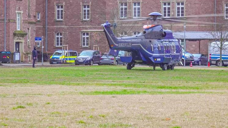 News Themen der Woche KW50 News Bilder des Tages Nach den Festnahmen der Hamas-Mitglieder: Terrorverdächtige werden mit Hubschrauber zum Ermittlungsrichter am Bundesgerichtshof nach Karlsruhe gebracht - Männer sollen Anschläge auf jüdische Einrichtungen geplant haben Nach den Festnahmen von vier mutmaßlichen Hamas-Mitgliedern in Berlin und den Niederlanden am gestrigen Donnerstag werden die Terrorverdächtigen nun am heutigen Freitag nach Karlsruhe gebracht, wo beim Ermittlungsrichter am Bundesgerichtshof über die Haftbefehle entschieden wird. Die Männer sollen Anschläge auf jüdische Einrichtungen in Deutschland geplant haben. Weitere Ermittlungen laufen. *** Following the arrests of Hamas members Terror suspects are taken by helicopter to the investigating judge at the Feder Copyright: xEinsatzReport24x