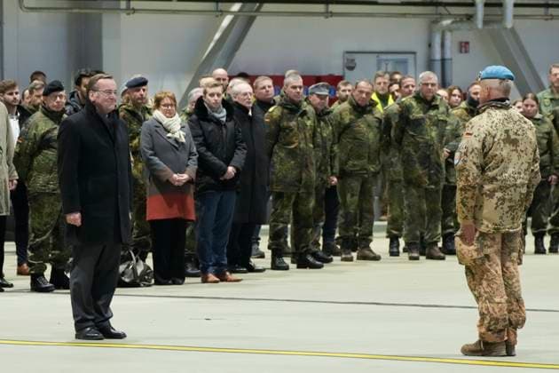 Bilder des Jahres 2023, News 12 Dezember News Themen der Woche KW50 News Bilder des Tages Ankunft und Rueckkehr der Bundeswehr Soldatinnen und Soldaten aus Mali Verteidigungsminister Boris Pistorius gemeinsam mit Kommandeur Heiko Bohnsack bei der Ankunft und Rueckkehr von der MINUSMA Mission in Mali auf dem Fliegerhorst in Wunstorf, Wunstdorf, 15.12.2023 Wunstorf Niedersachsen Deutschland *** Arrival and return of Bundeswehr soldiers from Mali Defense Minister Boris Pistorius together with Commander Heiko Bohnsack at the arrival and return from the MINUSMA mission in Mali at the airbase in Wunstorf, Wunstdorf, 15 12 2023 Wunstorf Lower Saxony Germany