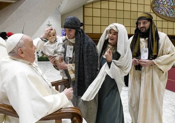 Pope Francis In Audience With Nativity Scene Artists - Vatican Pope Francis gives an audience to the participants of the live nativity scene of the Rome?s basilica of Santa Maria Maggiore, on December 16, 2023 at Paul-VI hall in the Vatican. Photo: (EV) Vatican Media ABACAPRESS.COM Vatican City Vatican (or Holy See)  Copyright: xABACAx