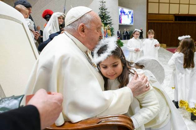 Pope Francis In Audience With Nativity Scene Performers - Vatican Pope Francis during an audience with the performers of the living nativity scene of St. Mary Major, in the Paul VI hall at the Vatican, on December 16, 2023. Editorial Use Only. Photo by Vatican Media Catholic Press Photo IPA ABACAPRESS.COM Rome Italy  Copyright: xIPA ABACAx