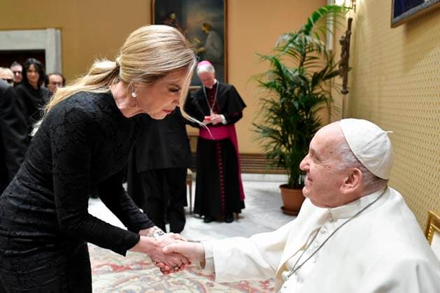 Pope Francis Receives The Artists Of The Christmas Concert Pope Francisshakes hands with during a private audience the Artists of the Christmas Concert at the Vatican, on December 16, 2023. Editorial USe Only. Photo by Vatican Media Catholic Press Photo IPA ABACAPRESS.CO Vatican City Vatican (or Holy See)  Copyright: xIPA ABACAx