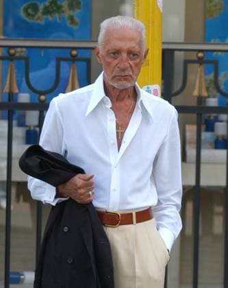 Milan, 16-12-2023 Lorenzo Riva the famous stylist died today at the age of 85 at the San Gerardo Hospital in Monza. in the archive photos Lorenzo Riva walking through the streets of central Milan  Copyright: xMimmoxCarrierox xipa-agency.netx xMIMMOxCARRIERO-x IPA_Agency_IPA42256627