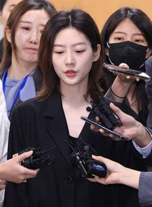 Actress Kim Sae-ron fined 20 mln won for drunk driving Actress Kim Sae-ron fined 20 mln won for drunk driving Actress Kim Sae-ron speaks to reporters at the Seoul Central District Court on April 5, 2023, after the court sentenced her to 20 million won (around US$15,000) in fines for driving under the influence of alcohol in May 2022. (Yonhap) 2023-04-05 12:34:14 < 1980-2023 YONHAPNEWS AGENCY. .> ¼­¿ïÆ¯º°½Ã EDITORIAL USE ONLY  Copyright: xx PYH2023040510010031500 YonhapxNewsx yonphotos216767
