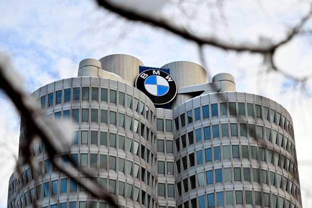 BMW-Logo am BMW-Turm beim Werksrundgang von Bundeskanzler Olaf Scholz (SPD) im BMW Group Werk München. (Themenbild, Symbolbild) München, 05.12.2023 Bayern Deutschland *** BMW logo on the BMW tower during the plant tour of Federal Chancellor Olaf Scholz SPD at the BMW Group plant in Munich Theme picture, symbolic picture Munich, 05 12 2023 Bavaria Germany Copyright: xDwixAnoraganingrumx