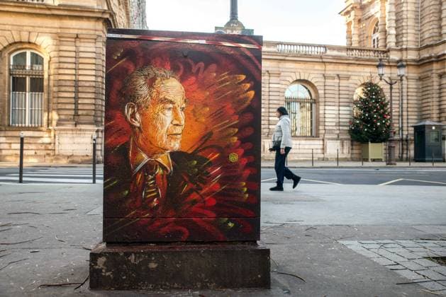 Robert Badinter Portrait in front of The Senate - Paris Portrait of the lawyer and Minister of Justice Robert Badinter, who abolished the death penalty in 1981, by Christian Guemy aka C215, In front of the Senate, in Paris, France, on December 16, 2023. Photo by Denis Prezat ABACAPRESS.COM Paris France  Copyright: xPrezatxDenis ABACAx