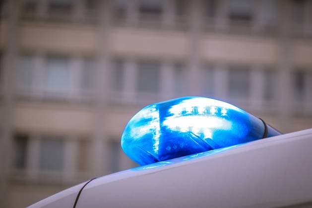 16.12.2023, Düsseldorf, Polizeieinsatz - Blaulicht in Nahaufnahme Nordrhein-Westfalen Deutschland *** 16 12 2023, Düsseldorf, police operation blue light in close-up North Rhine-Westphalia Germany