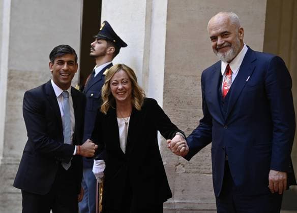 Bilder des Jahres 2023, News 12 Dezember News Themen der Woche KW50 (231217) -- ROME, Dec. 17, 2023 -- British Prime Minister Rishi Sunak (L), Albanian Prime Minister Edi Rama (R) and Italian Prime Minister Giorgia Meloni meet at the Palazzo Chigi, the official seat of Italy s government, in Rome, Dec. 16, 2023. The leaders of Italy, Britain and Albania said in Rome on Saturday that confronting irregular immigration in Europe would require intensified collaboration between nations. (Photo by Xinhua) ITALY-ROME-BRITAIN-ALBANIA-LEADERS-MEETTING AlbertoxLingria 