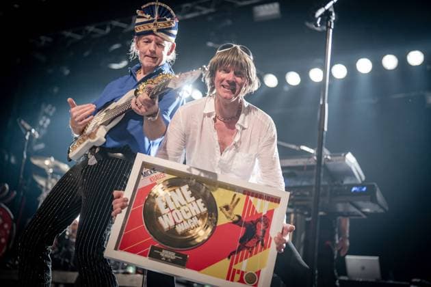Bilder des Jahres 2023, Entertainment 12 Dezember Entertainment Themen der Woche KW50 Mickie Krause Clubtour Chrismas Dancing Tour 2023 Live mit Band Ruettmus in Hamburg Auftritt im Docks Mickie Krause bekommt eine Goldene Schallplatte für den Titel Eine Woche wach übergeben mit Texter Amaretto von Bali alias Klaus Schulze Welberg;Mickie Krause Clubtour Chrismas Dancing Tour 2023 Live mit Band Ruettmus in Hamburg Auftritt im Docks Mickie Krause bekommt eine Goldene Schallplatte für den Titel Eine Woche wach übergeben mit Texter Amaretto von Bali alias K, *** Mickie Krause Clubtour Chrismas Dancing Tour 2023 Live with Band Ruettmus in Hamburg Performance at Docks Mickie Krause receives a Golden Record for the title Eine Woche wach with lyricist Amaretto v