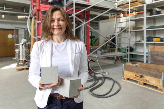 Cottbuser Fima Sonocrete verringert CO2 Abdruck von Beton DEU Brandenburg Cottbus Â Ultraschall macht Beton aus Cottbus härter und spart Zement und CO2, Dr. Nora Baum, Kaufmännische Geschäftsführerin bei Sonocrete: Eine verblüffende Erfindung aus Cottbus soll den CO2-Ausstoß in der Bauwirtschaft reduzieren und die Branche in Europa revolutionieren, denn die Bauwirtschaft gilt noch immer, mit ca. 8 Prozent, als einer der großen Verursacher von CO2-Emissionen. Klimafreundlich hergestellter Zement hat bisher den Nachteil, dass der damit gefertigte Beton viel langsamer aushärtet. Ultraschall macht Beton aus Cottbus schneller härter wie beim klassischen Bauen mit Beton. Nicht nur bis zu 30 Prozent der sonst üblichen Zemen