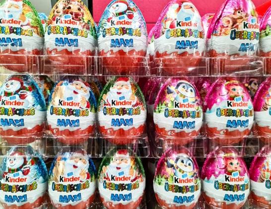 Kiel - 12. Dezember 2023: Kinder Überraschungseier der Marke Schokolade zum Verkauf im Supermarkt *** Kiel 12 December 2023 Children Surprise eggs the Brand Chocolate to Sale at Supermarket 1127116723