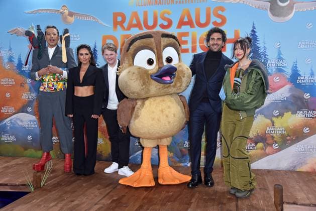 Bilder des Jahres 2023, Entertainment 12 Dezember Entertainment Themen der Woche KW50 Jorge Gonzalez, Nazan Eckes, Julius Weckauf, Elyas M Barek, Nina Chuba bei der Deutschlandpremiere von RAUS AUS DEM TEICH im Zoo Palast in Berlin am 17.12.2023 *** Jorge Gonzalez, Nazan Eckes, Julius Weckauf, Elyas M Barek, Nina Chuba at the German premiere of RAUS AUS DEM TEICH at the Zoo Palast in Berlin on 17 12 2023