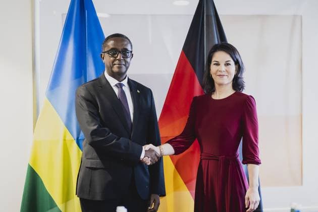 News Themen der Woche KW51 News Bilder des Tages (R-L) Annalena Baerbock (Buendnis 90 Die Gruenen), Bundesaussenministerin, und Vincent Biruta, Aussenminister von Ruanda, aufgenommen im Rahmen eines gemeinsamen Treffens in Kigali, 18.12.2023. Baerbock reist nach Ruanda fuer bilaterale Gespraeche sowie zur Eroeffnung der ersten Produktionsstaette fuer mRNA-Impfstoffe in Afrika. Kigali Ruanda *** R L Annalena Baerbock Buendnis 90 Die Gruenen , Federal Foreign Minister, and Vincent Biruta, Foreign Minister of Rwanda, pictured during a joint meeting in Kigali, 18 12 2023 Baerbock travels to Rwanda for bilateral talks and the opening of the first production facility for mRNA vaccines in Africa Kigali Rwanda Copyright: xFlorianxGaertnerx