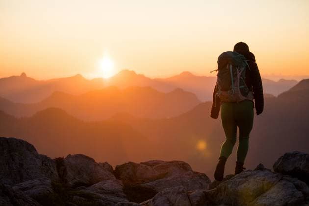 IMAGO Creative, Jahreszeit Frühling, Licht und Sonne Rear view of female backpacker hiking on mountain summit. Vancouver, British Columbia, Canada CR_JDIP231215-1229035-01 ,model released, Symbolfoto