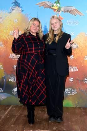 Karina Kipp mit Tochter Liora Kipp bei der Premiere des Animationsfilms Raus aus dem Teich Migration im Zoo Palast. Berlin, 17.12.2023 *** Karina Kipp with daughter Liora Kipp at the premiere of the animated film Raus aus dem Teich Migration at Zoo Palast Berlin, 17 12 2023 Foto:xF.xKernx xFuturexImagex teich_3218