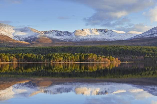 Loch Morlich und Cairngorm Mountains, Cairngorms National Park in der Nähe von Aviemore, Badenoch und Strathspey, Schottland, UK *** Hole Morlich and Cairngorm Mountains, Cairngorms National Park in the Proximity from Aviemore, badenoch and Strathspey, Scotland, UK Copyright: imageBROKER alimdix xArterrax xSven-ErikxArndt ibltsm09931226.jpg