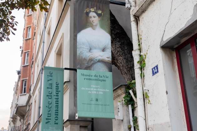 Paris, France November 5, 2023 - View of the Musee De La Vie Romantique. Located in the HÃ tel Scheffer-Renan, this museum explores the heart of the Romantic period, with pieces by George Sand and painter Ary Scheffer. MUSEE DE LA VIE ROMANTIQUE, ILLUSTRATION, CULTURE FRANCAISE, MOUVEMENT DU ROMANTISME, LITTERATURE, PEINTURE, HISTOIRE, ART, ARTISTES PEINTRE, HOTEL SCHEFFER RENAN  Copyright: xVincentxIsorex