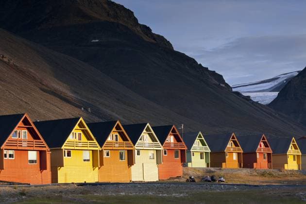 Creative Highlights World Bunte Holzhäuser in der Siedlung Longyearbyen im Sommer, Svalbard, Norwegen, Europa *** Bunte Wooden houses in the Settlement Longyearbyen at Summer, Svalbard, Norway, Europe Copyright: imageBROKER/alimdix/xArterrax/xSven-ErikxArndt ibltsm09947606.jpg
