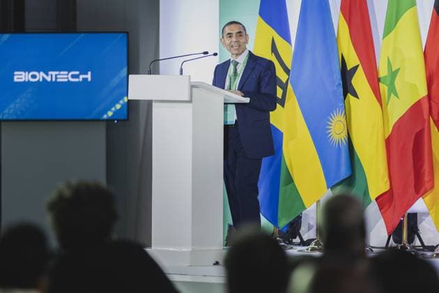Bilder des Jahres 2023, News 12 Dezember News Themen der Woche KW51 News Bilder des Tages Prof. Ugur Sahin, Vorstandsvorsitzenden der Firma Biontech SE, aufgenommen im Rahmen der Einweihungszeremonie fuer die Produktionsstaette fuer mRNA-Impfstoffe der Firma Biontech in Kigali, 18.12.2023. Baerbock reist nach Ruanda fuer bilaterale Gespraeche sowie zur Eroeffnung der ersten Produktionsstaette fuer mRNA-Impfstoffe in Afrika. Kigali Ruanda *** Prof. Ugur Sahin, CEO of Biontech SE, pictured at the inauguration ceremony for Biontechs mRNA vaccine production facility in Kigali, 18 12 2023 Baerbock travels to Rwanda for bilateral talks and to inaugurate the first mRNA vaccine production facility in Africa Kigali Rwanda Copyright: xFlorianxGaertnerx