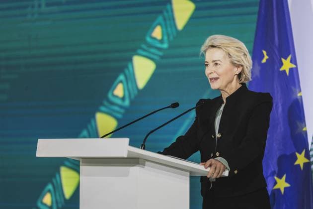 Ursula von der Leyen, Praesidentin der Europaeischen Kommission, aufgenommen im Rahmen der Einweihungszeremonie fuer die Produktionsstaette fuer mRNA-Impfstoffe der Firma Biontech in Kigali, 18.12.2023. Baerbock reist nach Ruanda fuer bilaterale Gespraeche sowie zur Eroeffnung der ersten Produktionsstaette fuer mRNA-Impfstoffe in Afrika. Kigali Ruanda *** Ursula von der Leyen, President of the European Commission, pictured at the inauguration ceremony for Biontechs mRNA vaccine production facility in Kigali, 18 12 2023 Baerbock travels to Rwanda for bilateral talks and to inaugurate the first mRNA vaccine production facility in Africa Kigali Rwanda Copyright: xFlorianxGaertnerx