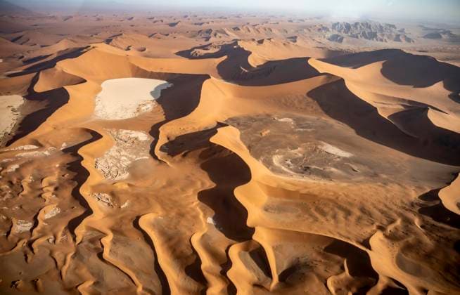 Creative Highlights World Luftaufnahme, rote Sanddünen von Sossusvlei, Deadvlei Salzpfanne und Daddy Dune von oben, Namib Wüste, Namib-Naukluft Nationalpark, Namibia, Afrika *** Aerial view, red Sand dunes from Sossusvlei, Deadvlei Salt pan and Daddy Dune from above, Namib Desert, Namib Naukluft National Park, Namibia, Africa Copyright: imageBROKER MaraxBrandl ibxmab09942916.jpg
