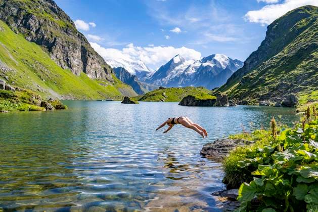  Hechtsprung, Junge Frau mit Bikini springt ins klare Wasser eines malerischen Bergsees, Lac de Louvie, Grand Combin, Walliser Alpen, Wallis, Schweiz, Europa *** Pike jump, Boy Woman with Bikini jumps ins clear Water one picturesque mountain lake, Lac de Louvie, Grand Combin, Valaisan Alps, Wallis, Switzerland, Europe Copyright: imageBROKER/MoritzxWolf ibxmmw09942900.jpg ,model released, Symbolfoto ,property released