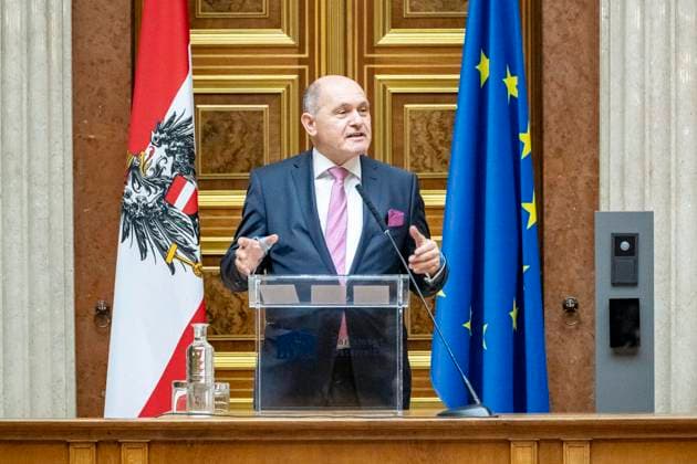Vienna, Austria 18 December 2023 1 National Council President Wolfgang Sobotka speaks at the Christmas concert in the historic chamber of the Federal Assembly to mark the focus on volunteering