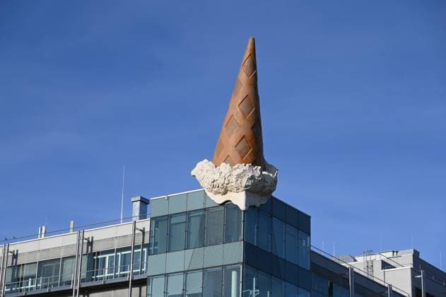 Köln, Neumarkt mit Neumarktgalerie und die riesige umgestürzte Eistüte ist seit 2001 auf dem Dach der Neumarkt Galerie. Das Kunstwerk hat den Namen Dropped Cone (Deutsch: gefallene Tüte ) und ist vom Künstler Claes Oldenburg. *** Cologne, Neumarkt with Neumarktgalerie and the huge overturned ice cream cone has been on the roof of the Neumarkt Galerie since 2001 The artwork is called Dropped Cone German fallen cone and is by the artist Claes Oldenburg