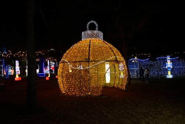 Brilla Fest, A Christmas in the Forest December 18, 2023, Mexico City, Mexico: Tourists take advantage of the Christmas holidays to enjoy the Christmas village in the largest Christmas theme park in Latin America Brilla Fest, A Christmas in the Forest , it has giant illuminated figures and themed areas and a special Winter Lantern theme park elaborated by Chinese artisans. on December 18, 2023 in Mexico City, Mexico (Photo by Carlos Tischler Eyepix Group) Copyright: xCarlosxTischler xEyepixxGroupx CT_18122023_107553