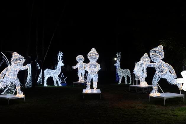 Brilla Fest, A Christmas in the Forest December 18, 2023, Mexico City, Mexico: Tourists take advantage of the Christmas holidays to enjoy the Christmas village in the largest Christmas theme park in Latin America Brilla Fest, A Christmas in the Forest , it has giant illuminated figures and themed areas and a special Winter Lantern theme park elaborated by Chinese artisans. on December 18, 2023 in Mexico City, Mexico (Photo by Carlos Tischler Eyepix Group) Copyright: xCarlosxTischler xEyepixxGroupx CT_18122023_107554