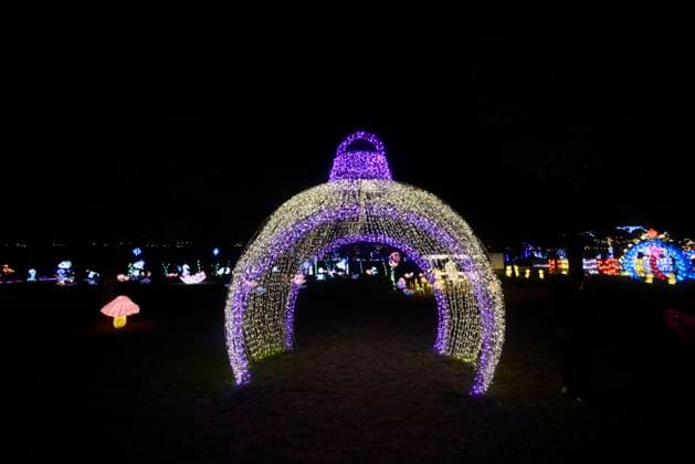December 18, 2023, Mexico City, Mexico: Tourists take advantage of the Christmas holidays to enjoy the Christmas village in the largest Christmas theme park in Latin America Brilla Fest, A Christmas in the Forest , it has giant illuminated figures and themed areas and a special Winter Lantern theme park elaborated by Chinese artisans. on December 18, 2023 in Mexico City, Mexico Mexico City Mexico - ZUMAe321 20231218_zia_e321_017 Copyright: xCarlosxTischlerx