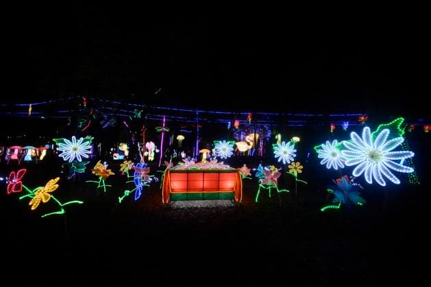 December 18, 2023, Mexico City, Mexico: Tourists take advantage of the Christmas holidays to enjoy the Christmas village in the largest Christmas theme park in Latin America Brilla Fest, A Christmas in the Forest , it has giant illuminated figures and themed areas and a special Winter Lantern theme park elaborated by Chinese artisans. on December 18, 2023 in Mexico City, Mexico Mexico City Mexico - ZUMAe321 20231218_zia_e321_028 Copyright: xCarlosxTischlerx