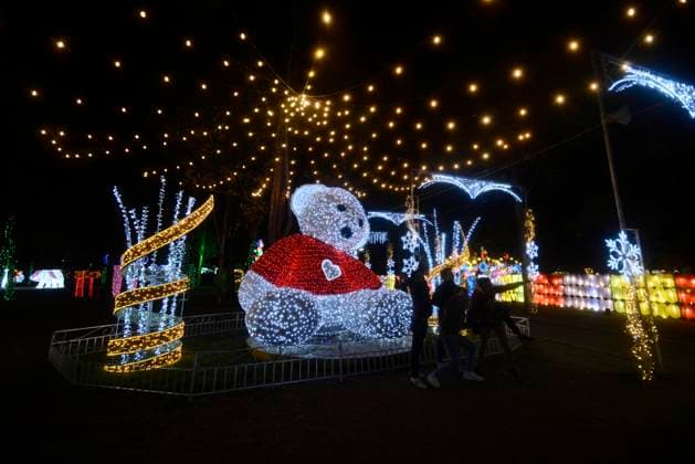 December 18, 2023, Mexico City, Mexico: Tourists take advantage of the Christmas holidays to enjoy the Christmas village in the largest Christmas theme park in Latin America Brilla Fest, A Christmas in the Forest , it has giant illuminated figures and themed areas and a special Winter Lantern theme park elaborated by Chinese artisans. on December 18, 2023 in Mexico City, Mexico Mexico City Mexico - ZUMAe321 20231218_zia_e321_040 Copyright: xCarlosxTischlerx