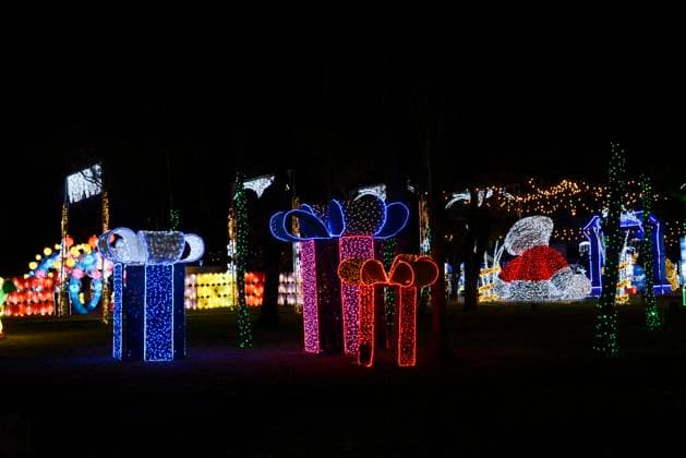 December 18, 2023, Mexico City, Mexico: Tourists take advantage of the Christmas holidays to enjoy the Christmas village in the largest Christmas theme park in Latin America Brilla Fest, A Christmas in the Forest , it has giant illuminated figures and themed areas and a special Winter Lantern theme park elaborated by Chinese artisans. on December 18, 2023 in Mexico City, Mexico Mexico City Mexico - ZUMAe321 20231218_zia_e321_042 Copyright: xCarlosxTischlerx