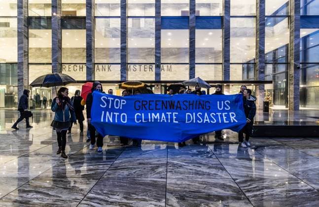 News Themen der Woche KW51 AMSTERDAM - Members of Fossil Free Netherlands and Advertising Fossil Free demonstrate in front of the Amsterdam court. The climate organizations say KLM has misled consumers with its sustainability claims in advertising and other marketing products and have filed a lawsuit against the Dutch airline. ANP EVA PLEVIER netherlands out - belgium out  Copyright: xx x486686778x originalFilename: 486686778.jpg