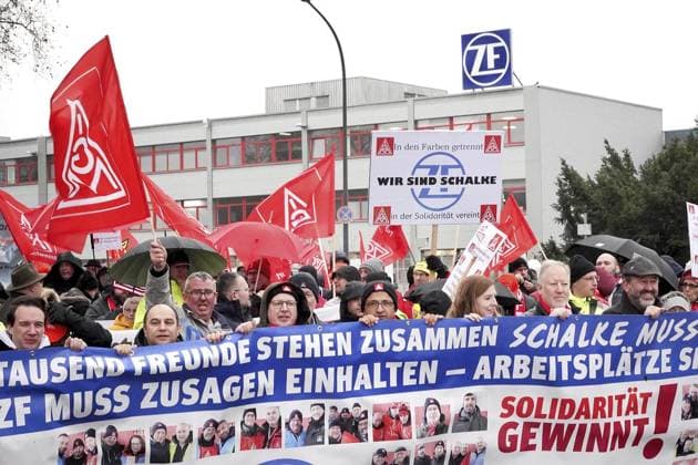 Bilder des Jahres 2023, News 12 Dezember News Themen der Woche KW51 News Bilder des Tages RECORD DATE NOT STATED Demo gegen Schließung des ZF Werkes Gelsenkirchen ** NUR FÜR REDAKTIONELLE ZWECKE ** EDITORIAL USE ONLY **<p>Demonstration gegen die Schließung des ZF Werkes am Dienstag, 19.12.2023 vor den Werkstoren des Unternehmens an der Freiligrathstraße in Gelsenkirchen. Deutschland NRW Gelsenkirchen Copyright: MichaelxKorte *** Demonstration against the closure of the ZF plant in Gelsenkirchen FOR EDITORIAL PURPOSES ONLY EDITORIAL USE ONLY p Demonstration against the closure of the ZF plant on Tuesday, 19 12 2023 in front of the companys factory gates on Freiligrathstraße in Gelsenkirchen Germany NRW Gelsenkirchen Copyright MichaelxKorte Copyright: MichaelxKorte doc7tbotpo196gwx3rum2d ,EDITORIAL USE ONLY