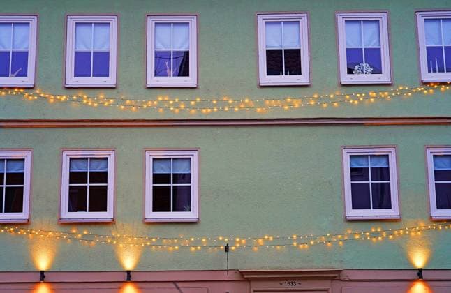 Weihnachtsdekoration an Fassade *** Christmas decorations to Facade 1046805926