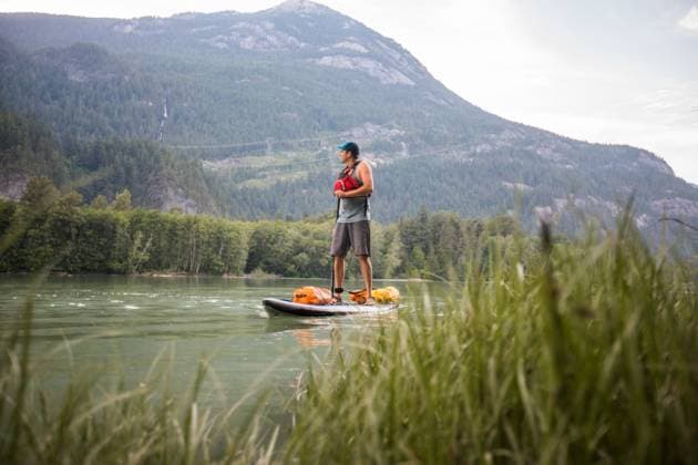 Creative Highlights Symbolbilder Low angle vie of paddle boarder on river in Squamish B.C. Squamish, British Columbia, Canada CR_JDIP231218-1200039-01 ,model released, Symbolfoto