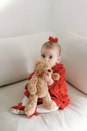 Creative Highlights Symbolbilder Infant in red with teddy for Christmas Calgary, Alberta, Canada R_CUYS231219-1307251-01 ,model released, Symbolfoto