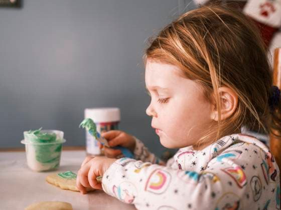 Creative Highlights Symbolbilder Innocent child indoors baking cookies Denver, Colorado, United States R_PALI231219G-924140-01 ,model released, Symbolfoto