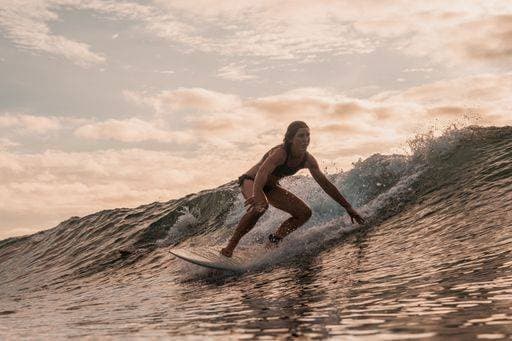 A woman surfing in the Mentawai Islands, Sumatra, Indonesia 302711 ,model released, Symbolfoto RECORD DATE NOT STATED