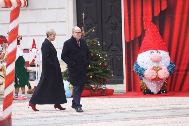 Entertainment Themen der Woche KW51 Entertainment Bilder des Tages Christmas gifts at the Prince?s Palace. Remise de cadeaux de Noel au Palais Princier. 300046 2023-12-20 MONACO Monaco Wittstock, Charlene (Princesse de Monaco); Prince Albert II (Monaco)  Copyright: xJean-CharlesxVinajx xStarfacex STAR_300046_004