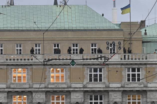 News Themen der Woche KW51 News Bilder des Tages Police officers intervene on the roof of the Faculty of Arts building where the shooting took place, in Prague, Czech Republic, on December 21, 2023. (CTKxPhoto VitxSimanek) CTKPhotoP2023122105553  CTKPhotoP2023122105553