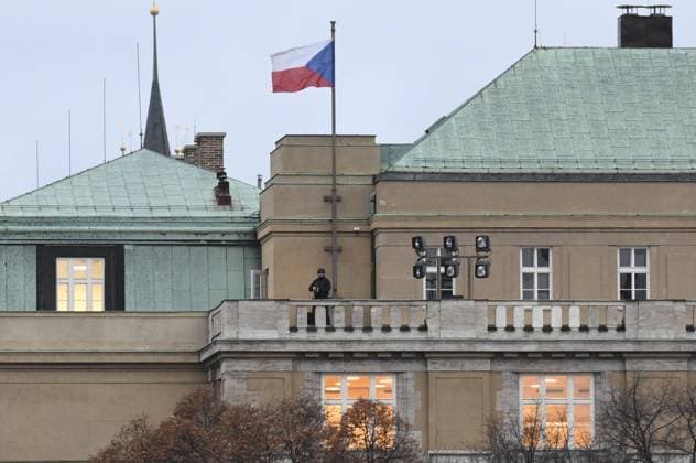 Bilder des Jahres 2023, News 12 Dezember News Themen der Woche KW51 A police officer intervenes on the roof of the Faculty of Arts building where the shooting took place, in Prague, Czech Republic, on December 21, 2023. (CTKxPhoto OndrejxDeml) CTKPhotoP2023122105604  CTKPhotoP2023122105604
