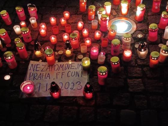News Themen der Woche KW51 News Bilder des Tages Lighting Candles at a pious place for those who died in PragueÂ s mass shooting at the Faculty of Arts of Charles University front of Masaryk University in Brno, Czech Republic, December 21, 2023. (CTKxPhoto TomandlxJan) CTKPhotoP2023122107459  CTKPhotoP2023122107459